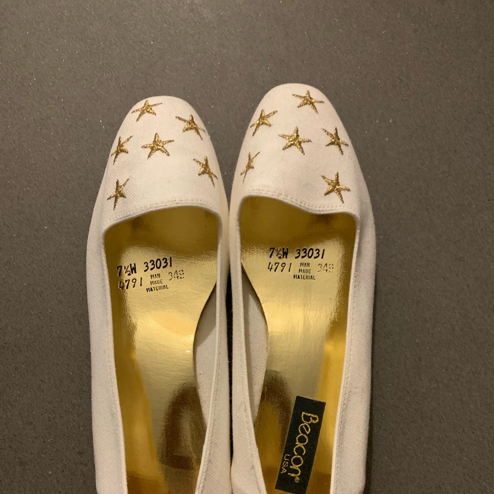 Super cute white flats NWOT